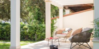 Lusso informale e il ritmo naturale dell’abitare forte dei marmi
