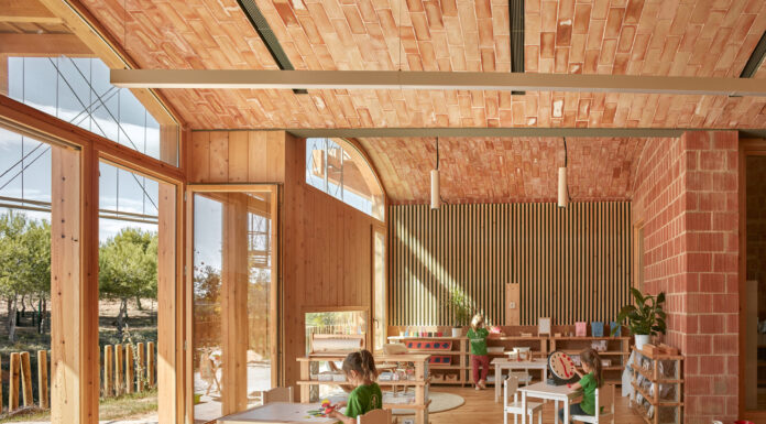Imparare dalla natura: la scuola progettata da Gradolí & Sanz Arquitectes