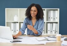 Pagamenti digitali per gli architetti: quando la gestione fa parte del progetto Donna che utilizza la carta di credito al computer, agevolando i pagamenti digitali per architetti per snellire gli incassi