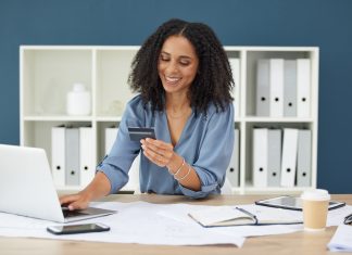 Pagamenti digitali per gli architetti: quando la gestione fa parte del progetto Donna che utilizza la carta di credito al computer, agevolando i pagamenti digitali per architetti per snellire gli incassi