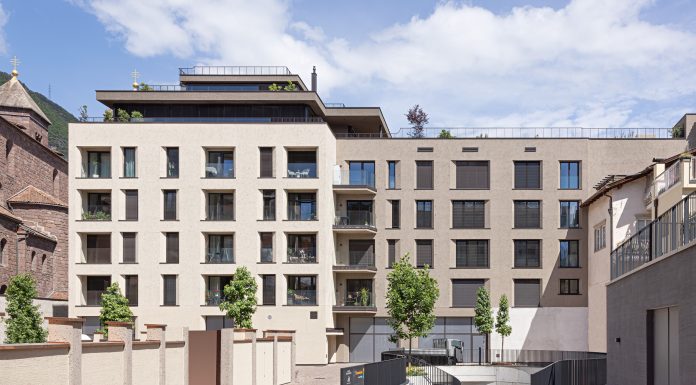 Un edificio compatto che dialoga con il paesaggio circostante