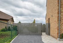 Eleganza rustica e tecnologia: la recinzione si fa design