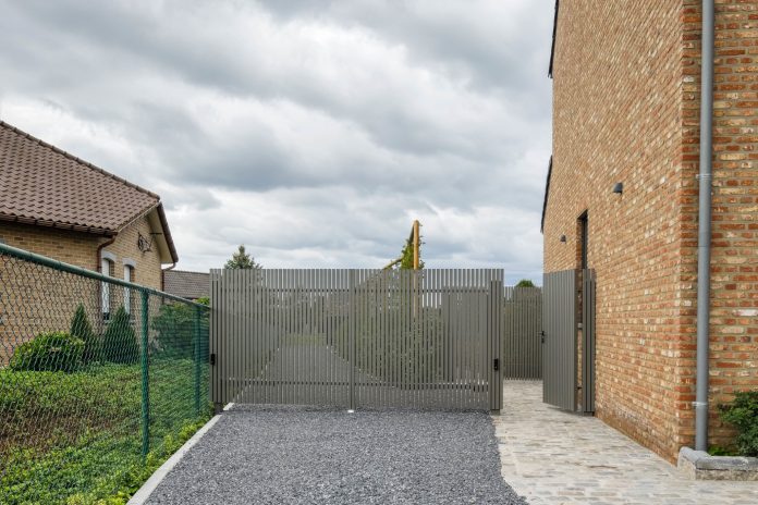 WIŚNIOWSKI _ cancello a due ante battenti CLASSIC 10.76 con cancelletto _ Quartz Grey opaco _ BG-Voeren 2