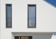 Il rigore del nero incontra l’estro della materia