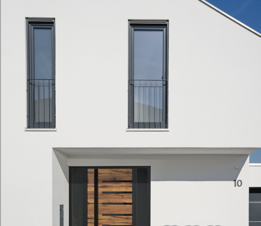 Il rigore del nero incontra l’estro della materia