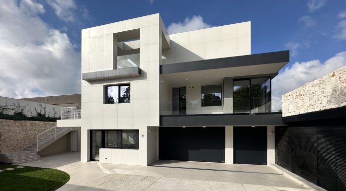 Chiusure efficienti per una villa dal linguaggio razionale e l’anima sostenibile