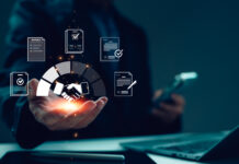 Rappresentazione concettuale della riconciliazione bancaria digitale con un uomo d'affari che gestisce flussi documentali e accordi tramite icone olografiche, laptop e smartphone