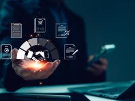 Rappresentazione concettuale della riconciliazione bancaria digitale con un uomo d'affari che gestisce flussi documentali e accordi tramite icone olografiche, laptop e smartphone