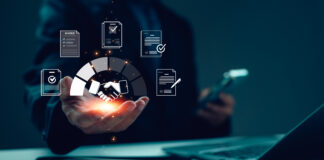 Rappresentazione concettuale della riconciliazione bancaria digitale con un uomo d'affari che gestisce flussi documentali e accordi tramite icone olografiche, laptop e smartphone