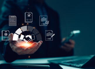 Rappresentazione concettuale della riconciliazione bancaria digitale con un uomo d'affari che gestisce flussi documentali e accordi tramite icone olografiche, laptop e smartphone