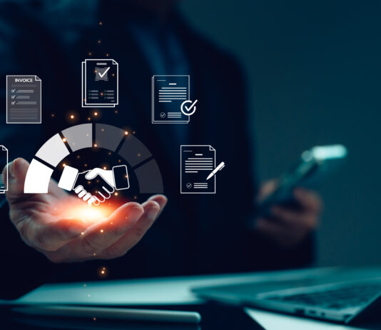 Rappresentazione concettuale della riconciliazione bancaria digitale con un uomo d'affari che gestisce flussi documentali e accordi tramite icone olografiche, laptop e smartphone