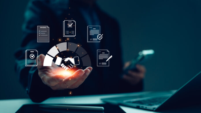 Rappresentazione concettuale della riconciliazione bancaria digitale con un uomo d'affari che gestisce flussi documentali e accordi tramite icone olografiche, laptop e smartphone