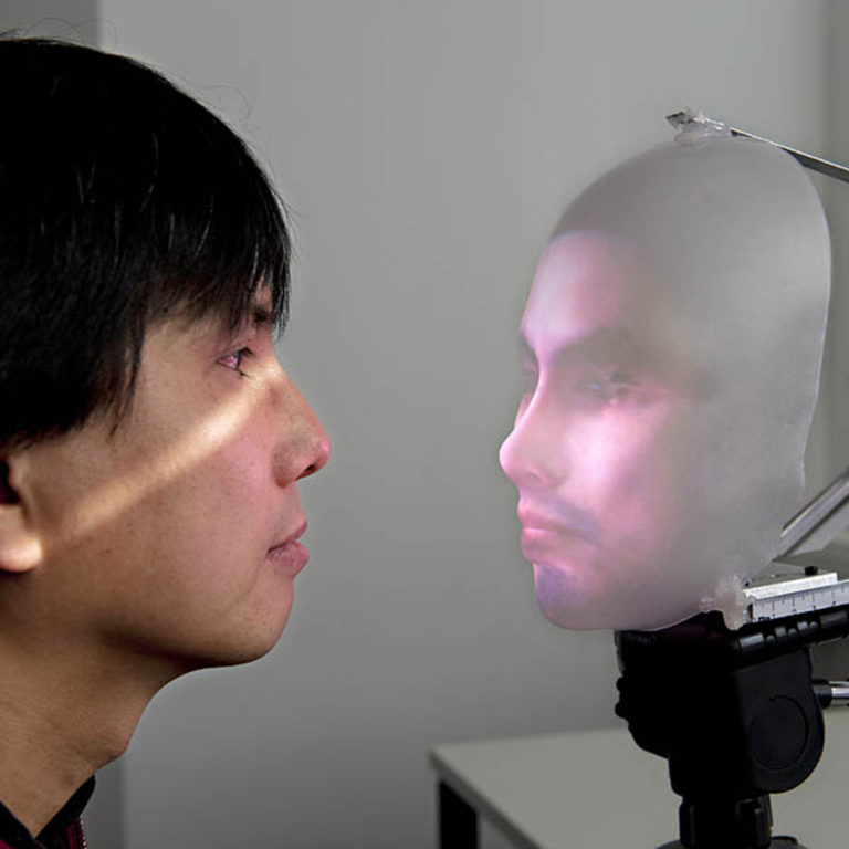 Mask-bot: Il robot con il viso umano