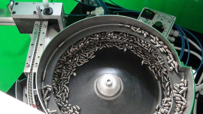 Sistema di avvitatura automatica di maniglie per porte