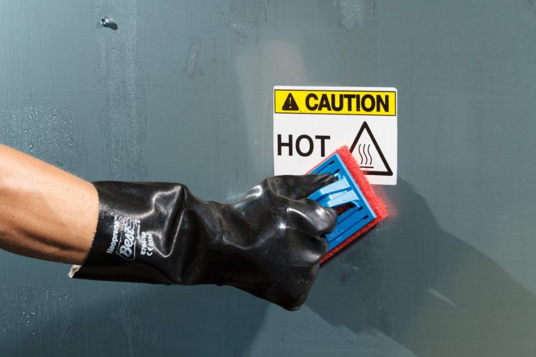 Nuove etichette di identificazione resistenti a processi di pulizia aggressivi