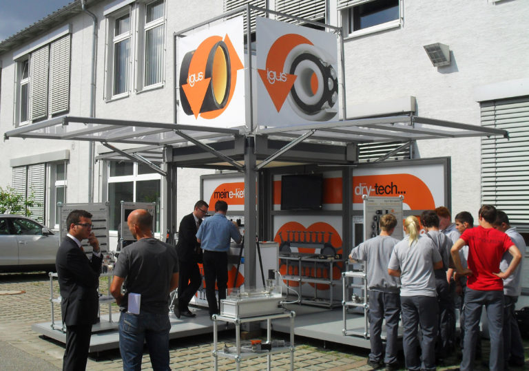 Più vicino al cliente: lo stand mobile igus crea una piccola fiera direttamente in azienda