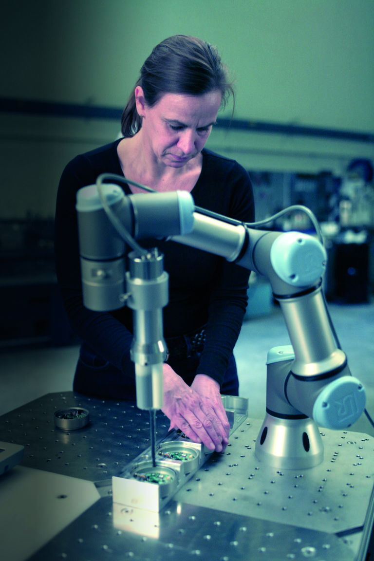 Universal Robots annuncia UR3:  il robot da tavolo più flessibile e leggero al mondo,  che lavora al fianco dei dipendenti