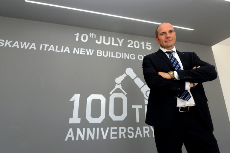 Un gruppo che guarda avanti