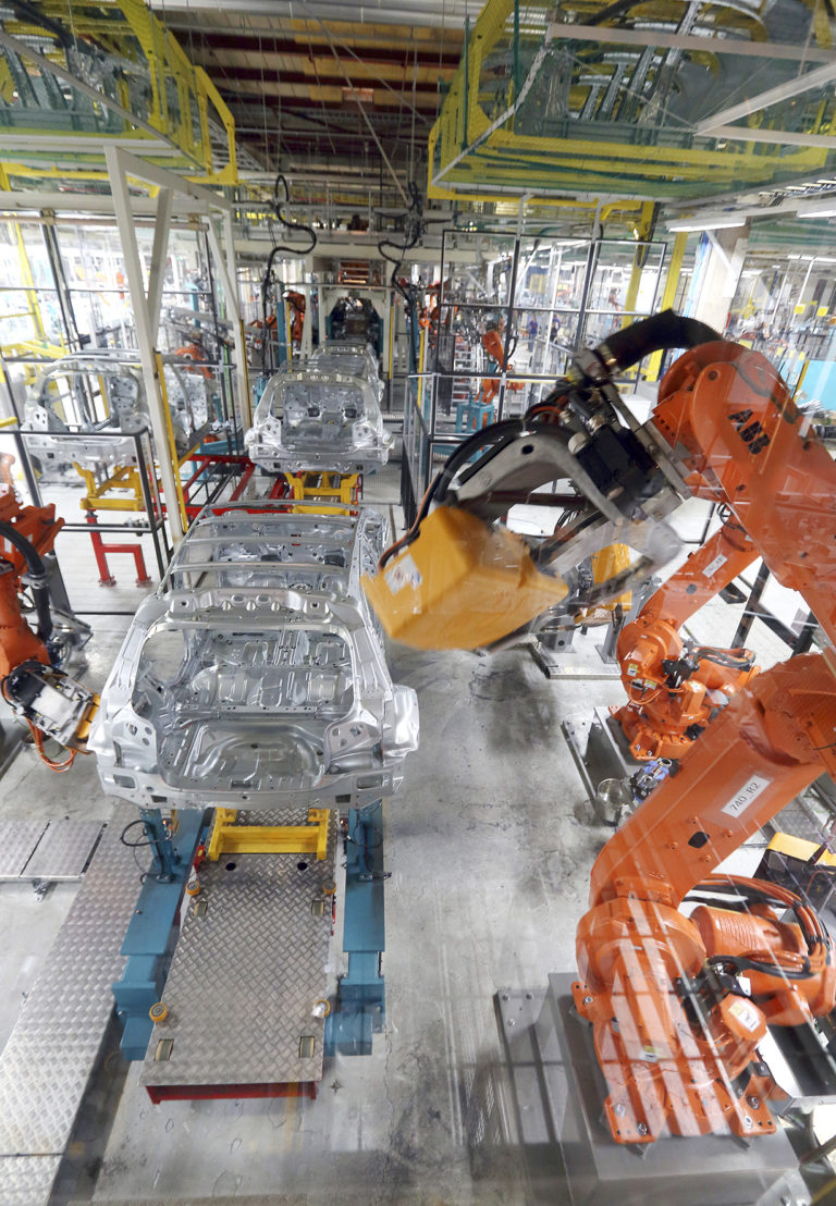 ABB acquisisce un’importante commessa per la fornitura di robot a Valmet Automotive per la produzione dei nuovi SUV Mercedes