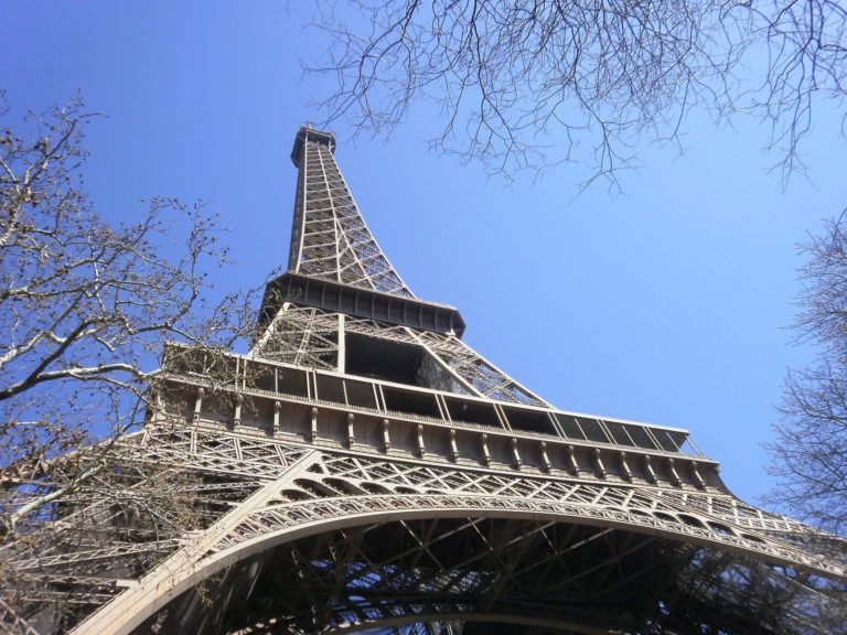 Con efficienza verso la cima della Torre Eiffel
