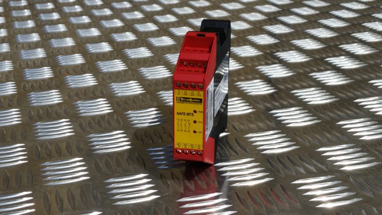 Nuovo relè arresto d’emergenza per controllo bordi, tappeti, bumper