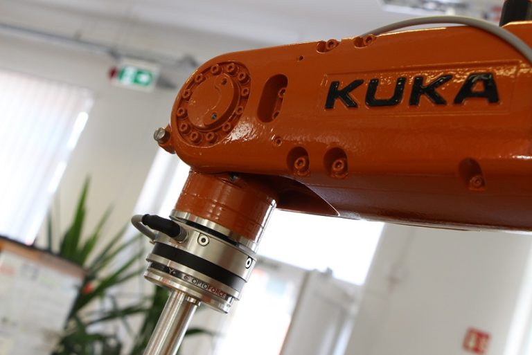 Robot KUKA all’opera in: guida della mano, rilevamento di presenza e rilevamento del punto centrale