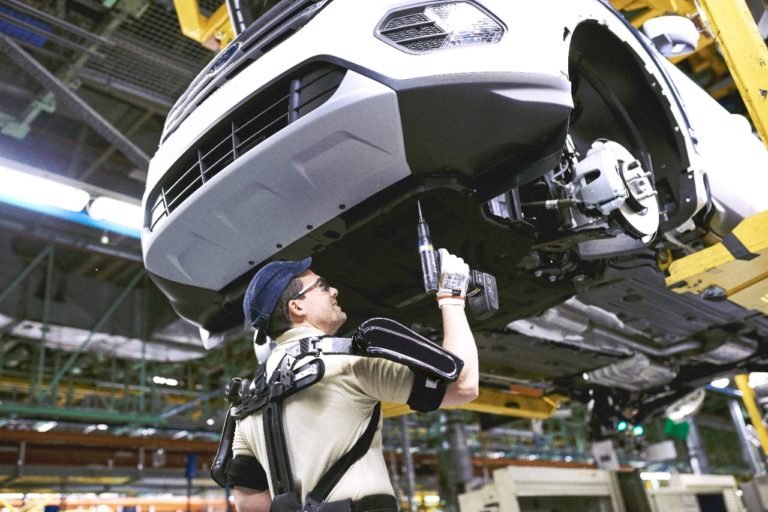 Ford introduce robot indossabili sulle linee di produzione