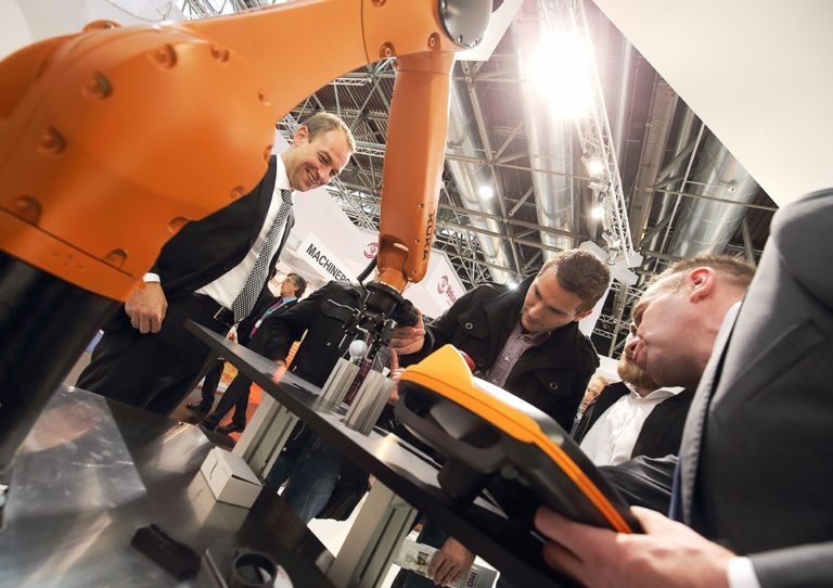 KUKA a Mecspe 2018: _un robot, che collega!