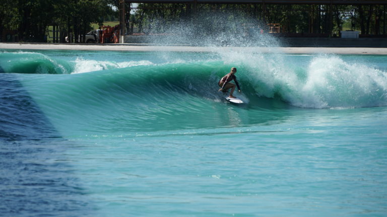 Onde programmabili per il surf indoor grazie alla tecnologia Nidec