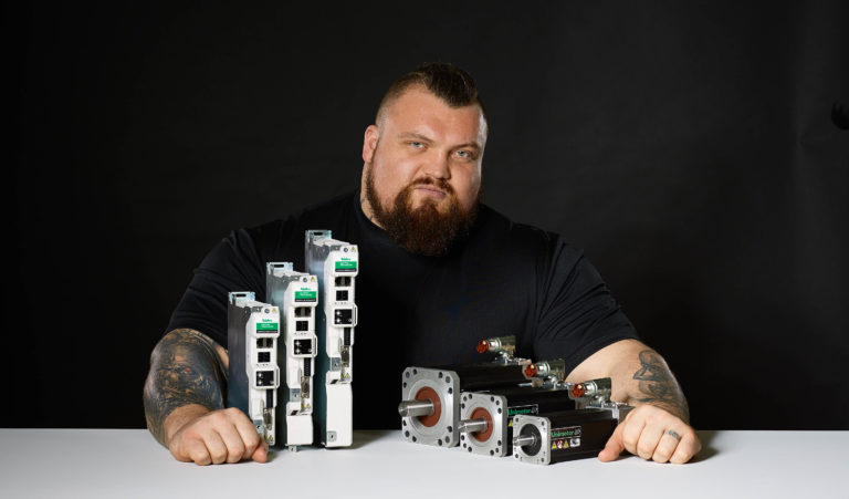 Control Techniques ingaggia l’uomo più forte del mondo come testimonial 