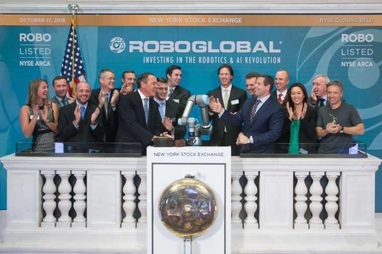 Un robot collaborativo suona il campanello di chiusura del NYSE