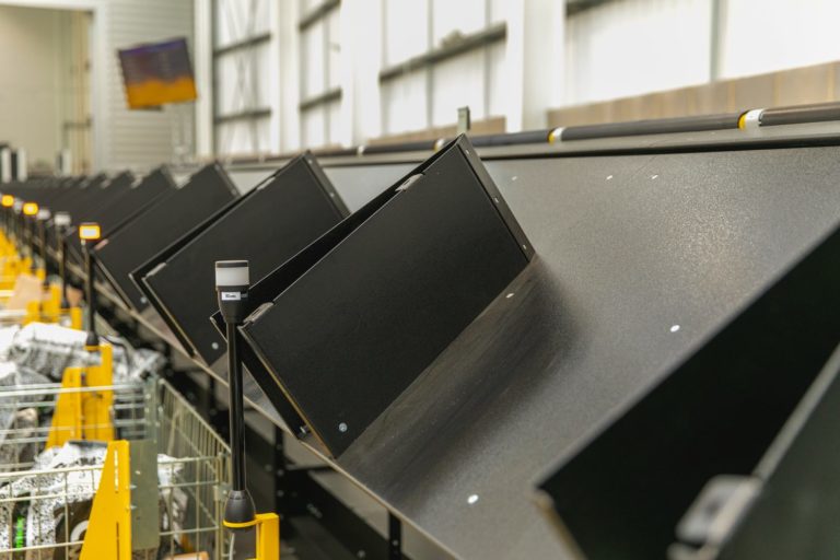 Il crossbeltsorter Interroll per aumentare lo smistamento pacchi in Skynet