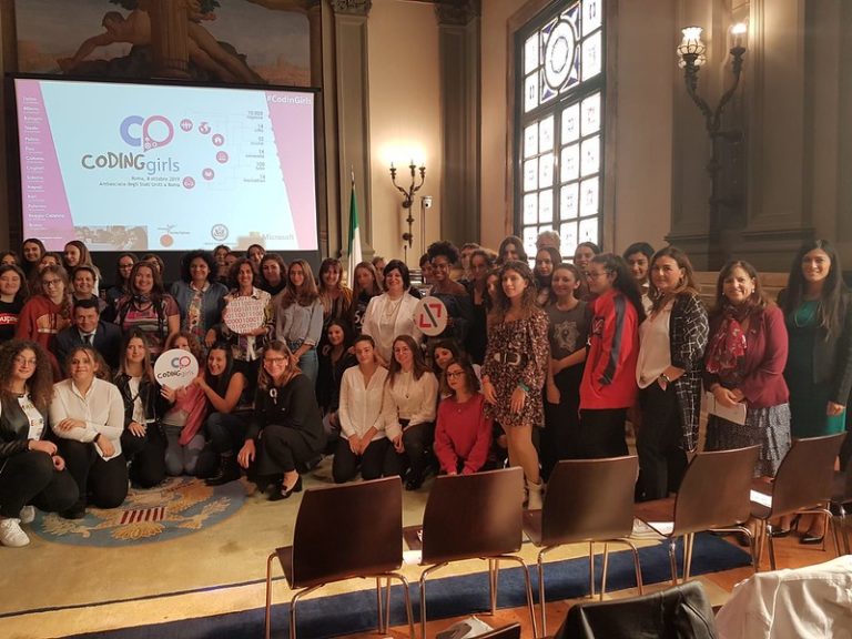 Lezioni di programmazione per 10mila giovani donne