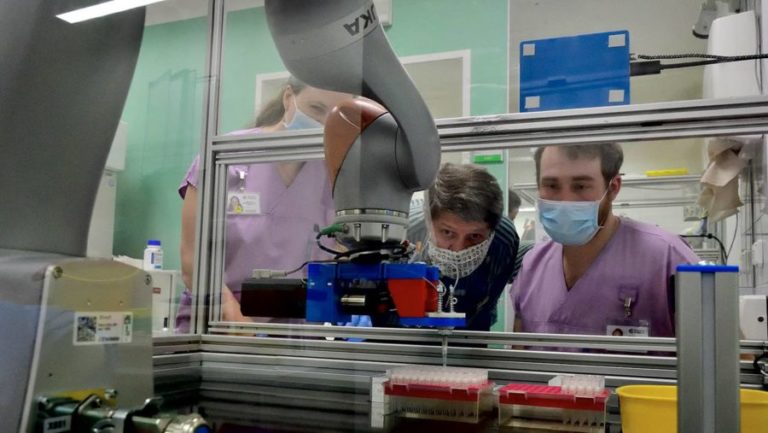 In azione il robot che effettua test per coronavirus
