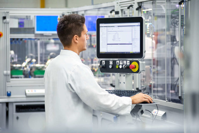 I nuovi PC industriali all-in-one di Phoenix Contact