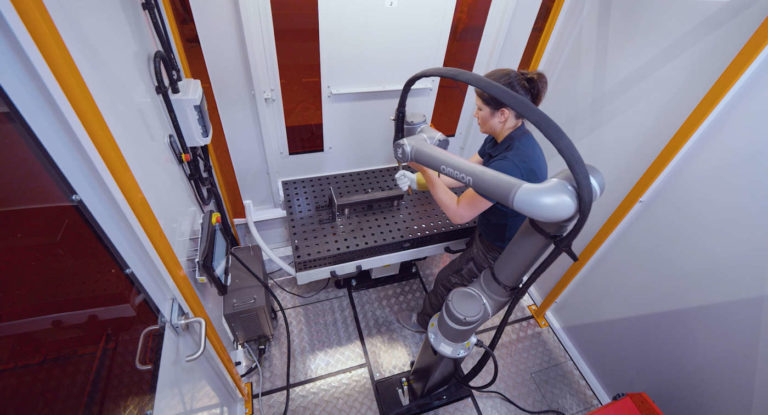 Qube, una cella cobot di saldatura flessibile frutto della collaborazione tra Omron e Awl