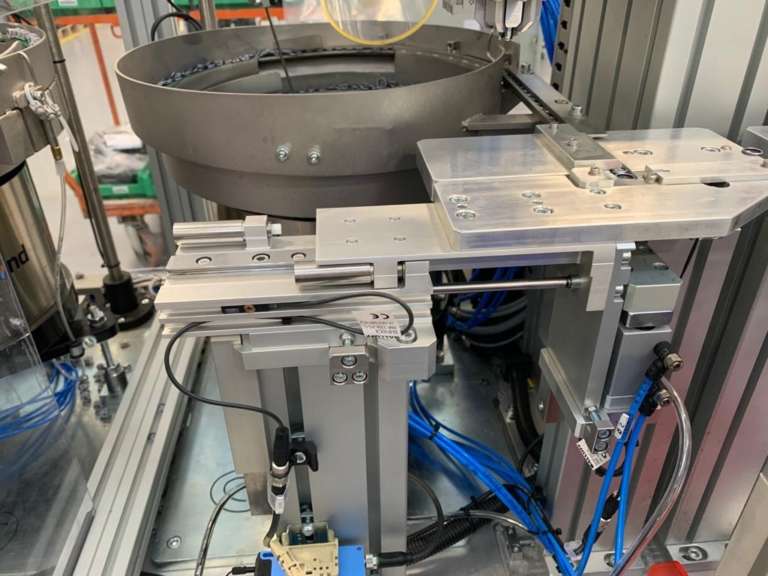 Una linea produttiva con automazione e pneumatica spinta firmata Festo