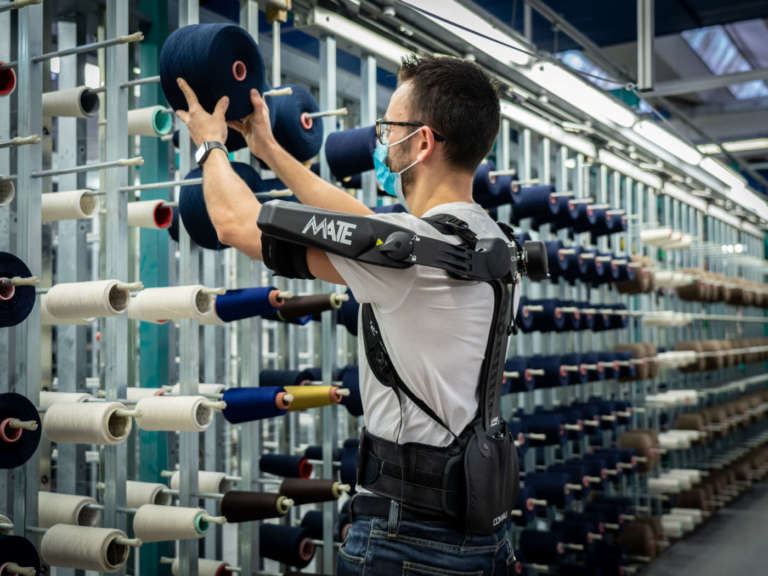 Comau Mate XT, il collega esoscheletro che facilita il lavoro nel tessile