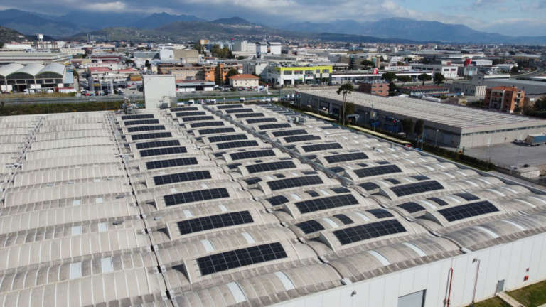 Un nuovo impianto fotovoltaico dà energia alle macchine nello stabilimento Caffè Motta