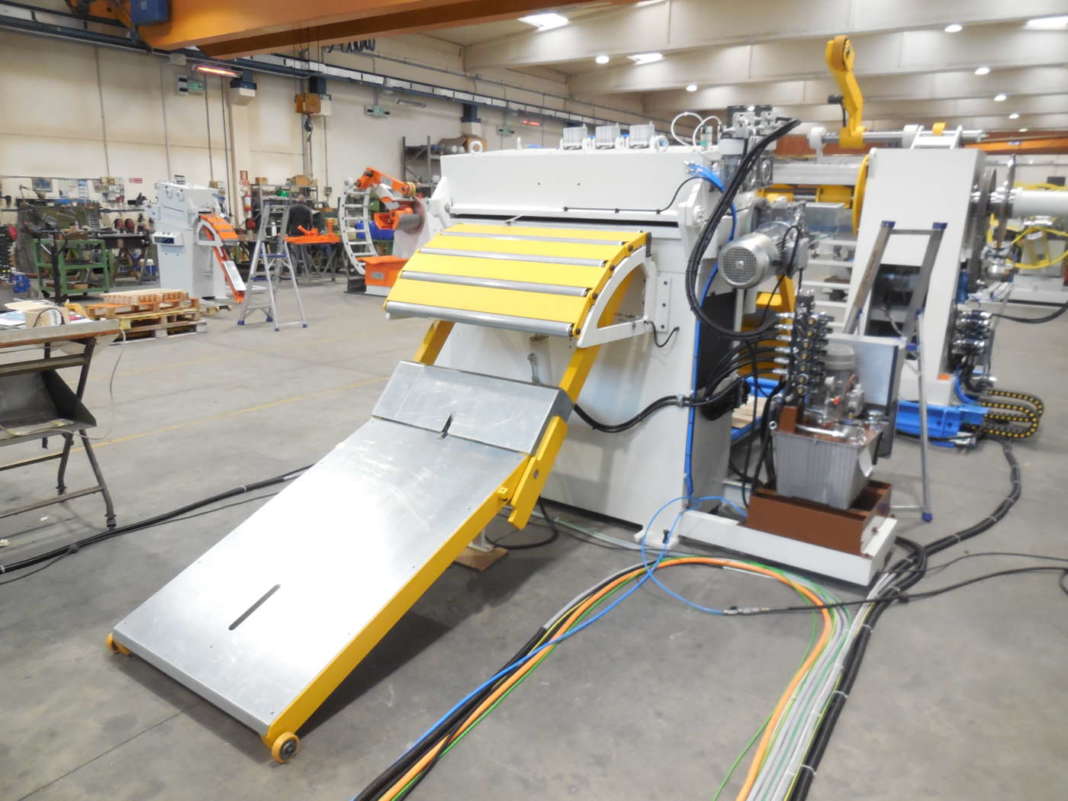 Sezione raddrizzatrice di un alimentatore per la lavorazione della lamiera