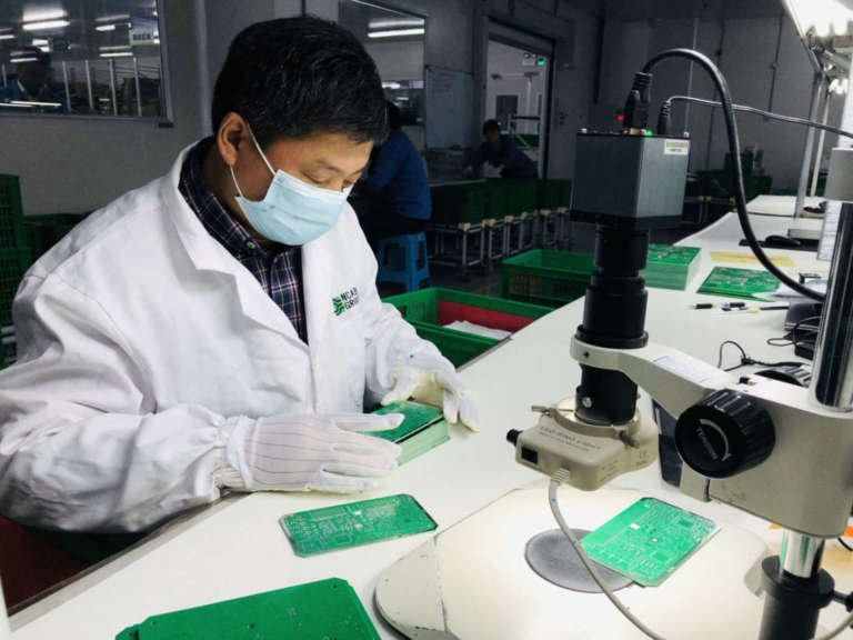 montaggio dei PCB in laboratorio