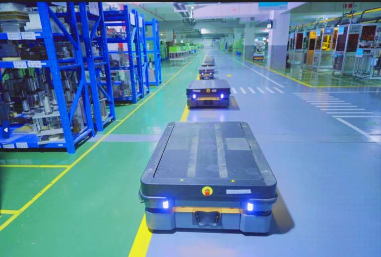 Dodici robot mobili autonomi per la smart factory