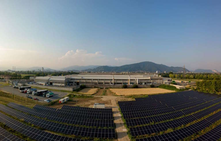 Un campo solare per una produzione più sostenibile