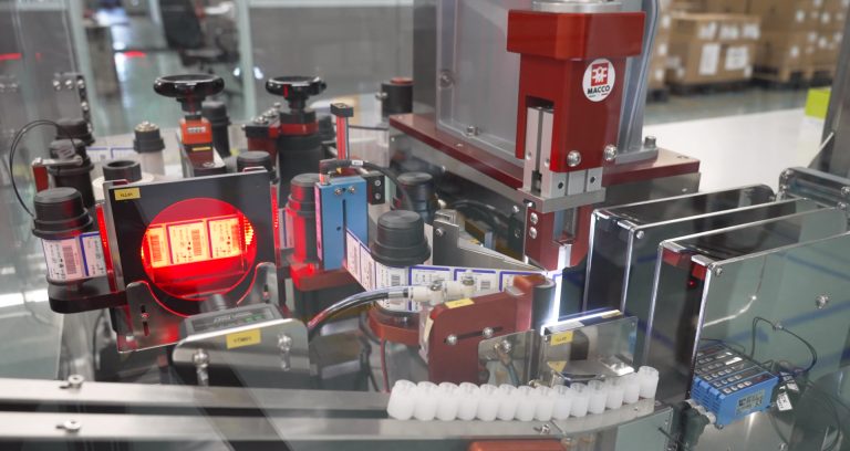 Robot e sistemi di visione OMRON per soluzioni diagnostiche avanzate nei laboratori clinici