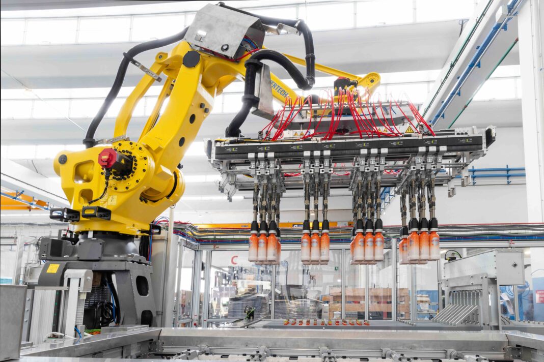 Grazie a 24 moduli motore XTS, 32 set di piastre magnetiche e un meccanismo di spostamento sviluppato internamente, il costruttore italiano Clevertech ha raddoppiato la produttività di un sistema di confezionamento per bottiglie di vario tipo e un’ampia gamma di scatole. © Clevertech