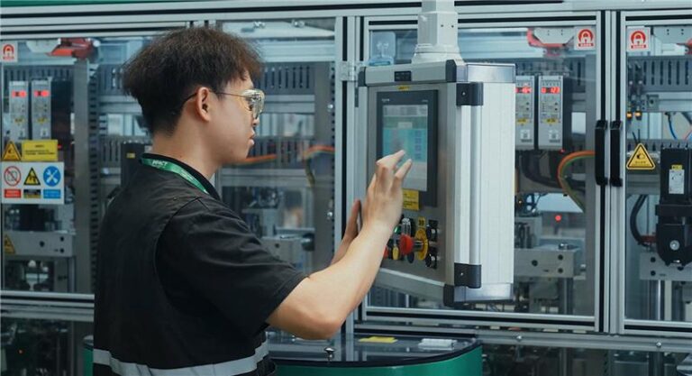 Schneider Electric acquisisce PTC: nasce un colosso del software industriale e dell’AI