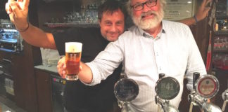 Il mastro birraio Willem Waesberghe insieme con il titolare Antonio Di Lello alla birreria Au Vieux Strasbourg di Milano durante Milano Beer Week 2016