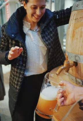 Cerimonia di spillatura di Birra Amarcòrd dalla botte con Elena Bagli.