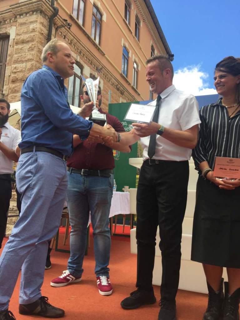 Nicola Dal Toso premia Claudio Forte (a destra)