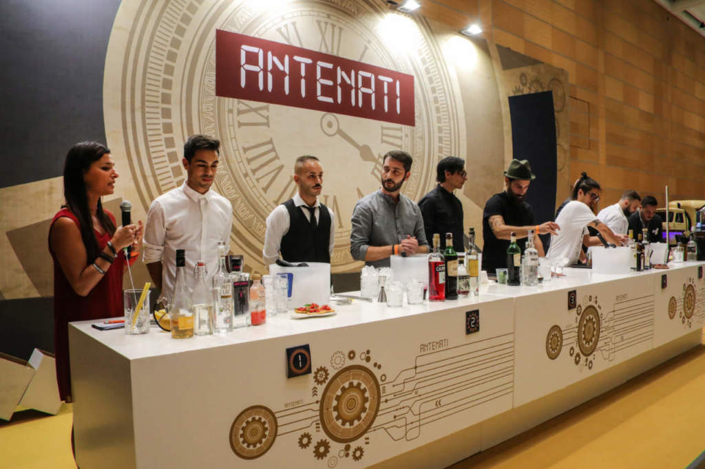Una batteria di bartender in esibizione a Baritalia Lab 2018